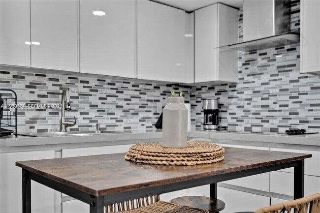 Building Photo - 1841 SW 29th Ave