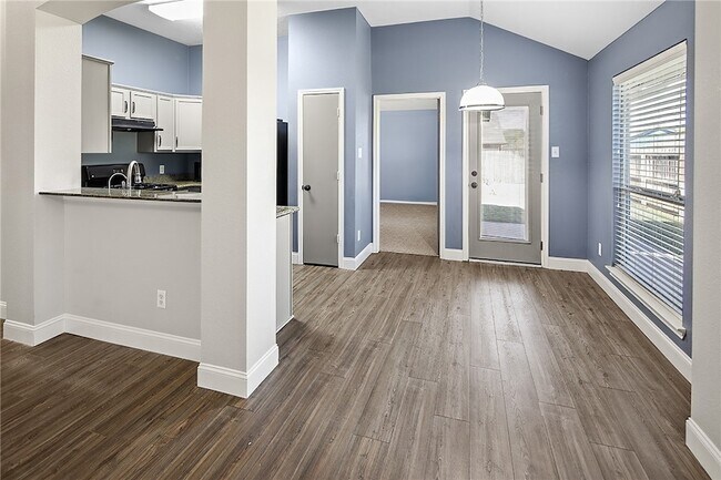 Building Photo - 916 Crested Point Dr