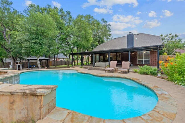 Building Photo - 222 Primrose Dr