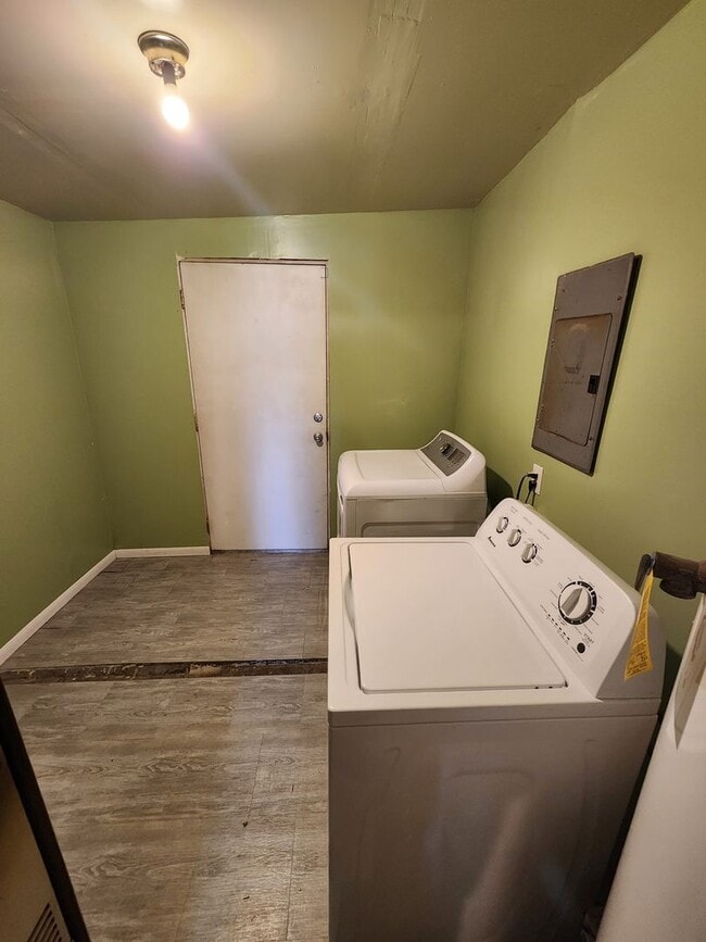 Building Photo - Clean, 3 Bedroom Home Available Today!