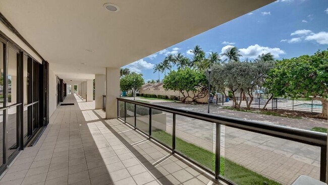 Building Photo - 2555 Collins Ave