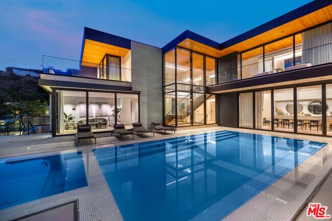Building Photo - 9255 Swallow Dr