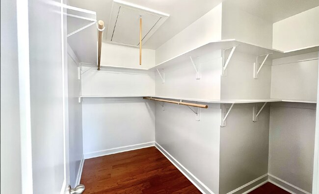 Building Photo - Charming 3-Bed End-Unit Townhome in Apex!