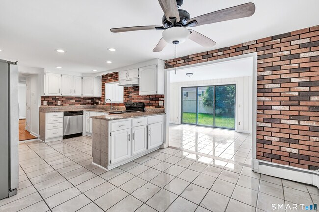 Building Photo - 7 Richards Ln