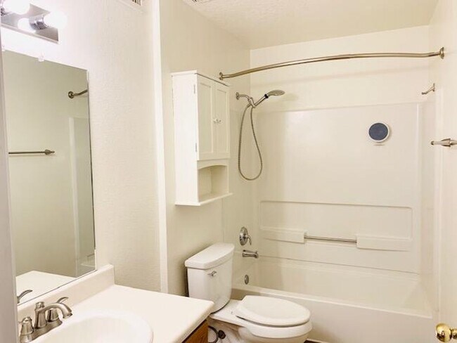 Building Photo - Lovely 1460/sf 3 Bedroom  2 Bath  2/CG TH