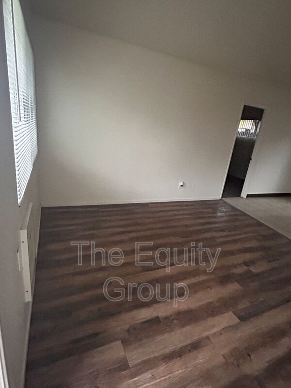 Building Photo - 331 E Elm St