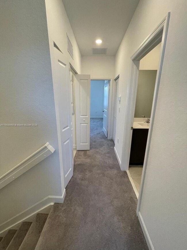 Building Photo - 2634 SE 11th Ct