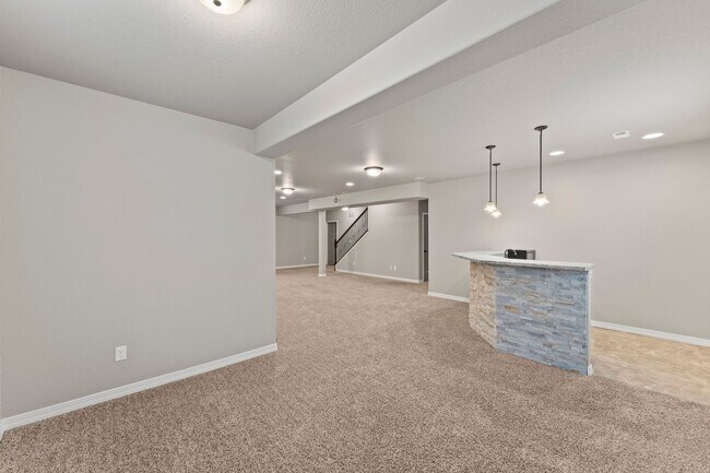 Building Photo - Beautifully Updated 4-Bedroom Home with Op...