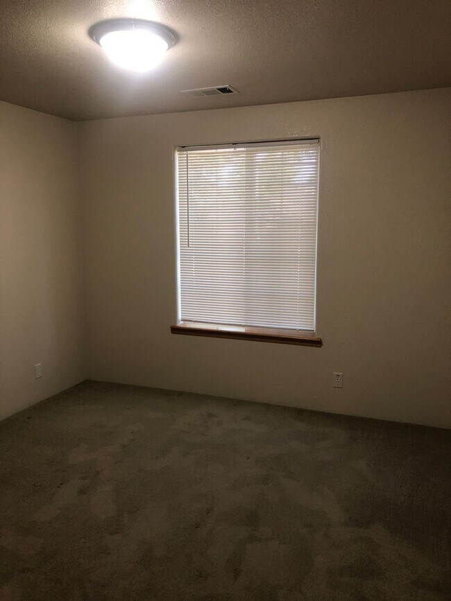 Building Photo - This beautifully maintained 3 bedroom, 2 b...