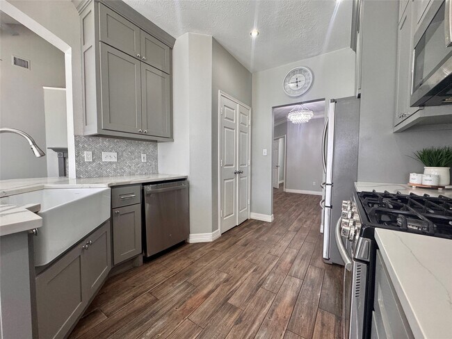 Building Photo - 10918 S Falls Terrace