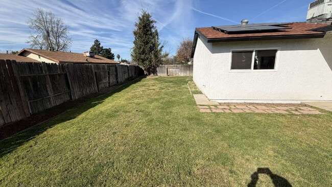 Building Photo - Beautiful Single-Story Home with Fireplace & Huge Backyard