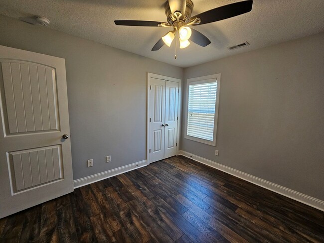 Building Photo - Spacious 3 Bedroom 2 Bathroom Home on Half...