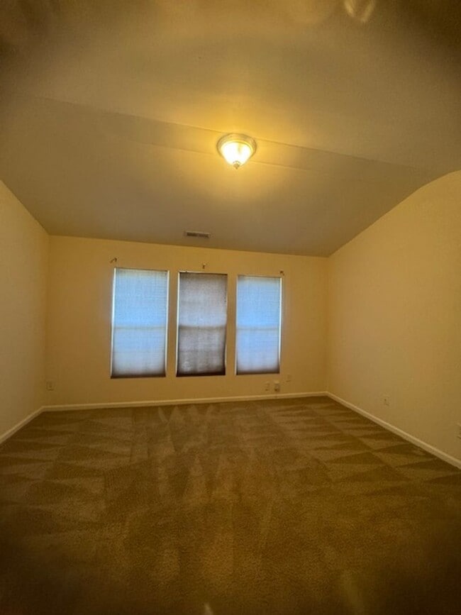 Building Photo - Blending Relaxation & Sophistication to Create the Ideal Place. Limited-Time Offer: Get 1 Month F...