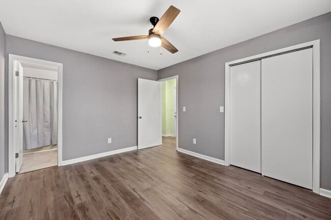 Building Photo - Charming 3Bed/2Ba Duplex Unit Convenient t...