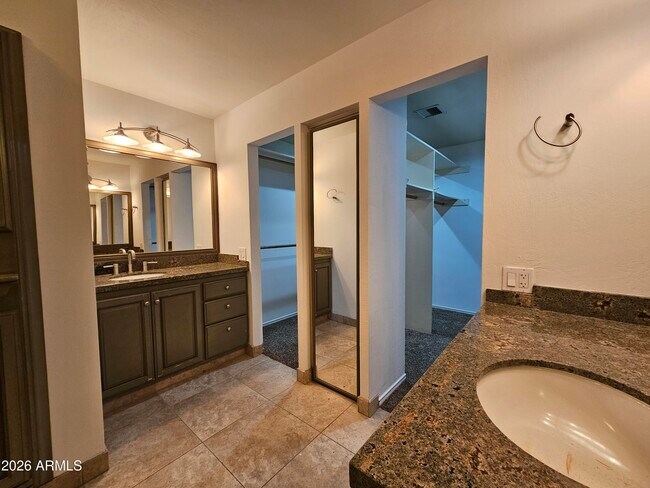 Building Photo - 4929 E Sunnyside Dr