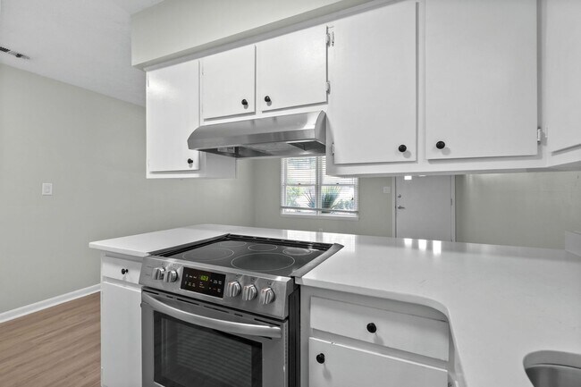 Building Photo - 507 33rd Ave N