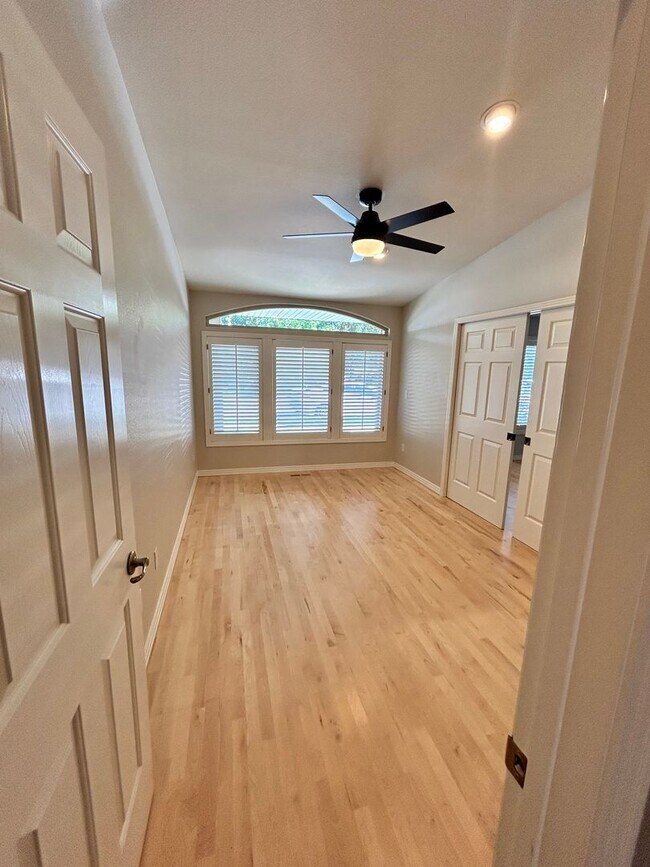 Building Photo - Spacious Duplex with 3-Car Garage & Private Patio!