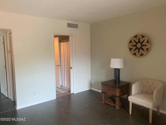 Building Photo - 5051 N Sabino Canyon Rd