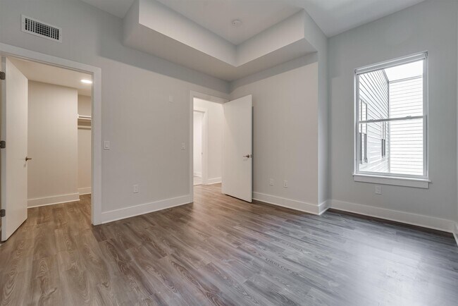 Building Photo - 660 Grand St