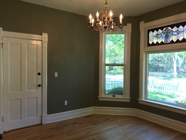 Building Photo - Vintage, Northend, Spacious Home ~ Availab...