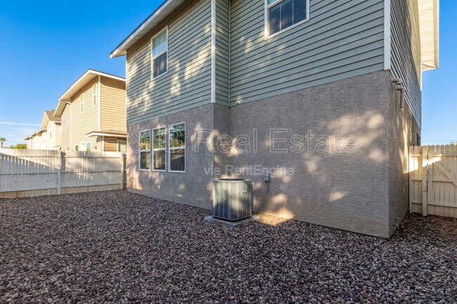 Building Photo - 3218 W Glendale Ave