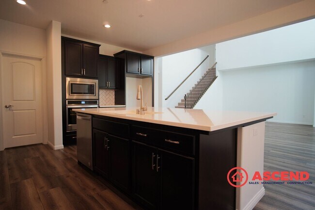 Building Photo - Beautiful 4-Bedroom Located In Highgate Community!