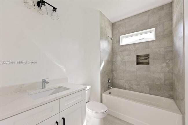Building Photo - 746 Harriet Ave SW