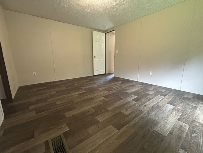 Building Photo - 302 Autumn Ln