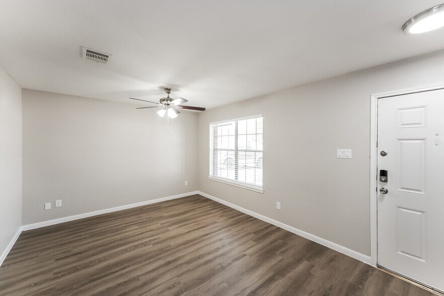 Building Photo - 18215 Quiet Ridge Ln