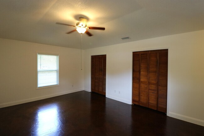 Building Photo - 4225 Oak Ln