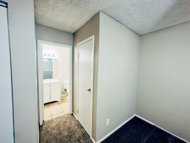 Building Photo - Updated 2 Bed/2 Bath Condo at Baseline Rd ...