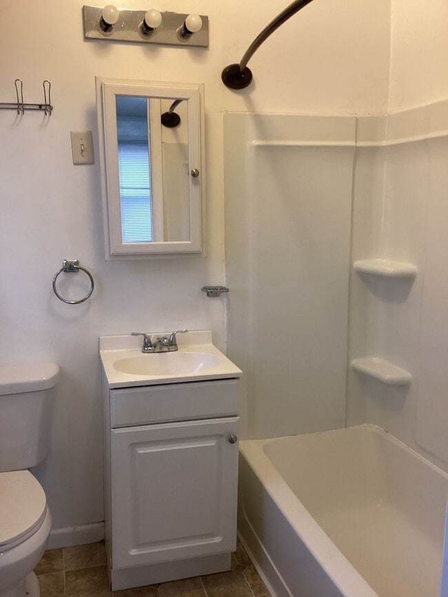 Building Photo - Charming House in the Country