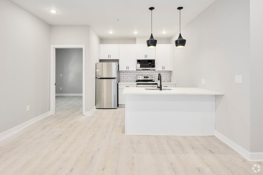 2BR, 2BA - 850SF - Kitchen / Dining Room - 313 Kennedy St NW