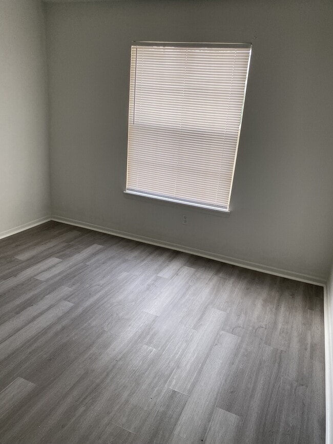 Building Photo - 1956 Lake Atriums Cir