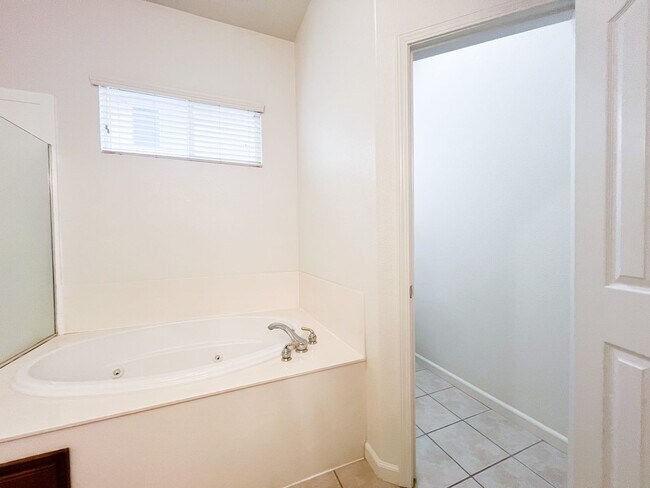 Building Photo - Spacious Single Story Three Bedroom Home