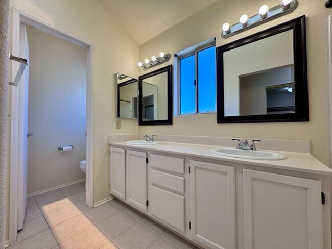 Building Photo - Spacious 3 Bedroom Home with High Ceilings...