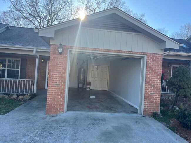 Building Photo - 2005 Locarno Dr