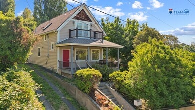Building Photo - 2720 Sq. Ft. Character Home in downtown Ol...