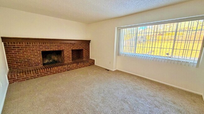 Building Photo - Fantastic 4 Bed 3 Bath 2 Car Garage Home in Aurora Highlands! NEW Carpet! NEW Paint! NEW Bathroom...