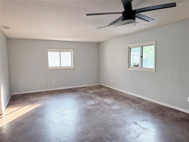 Building Photo - 912 Carvell Dr