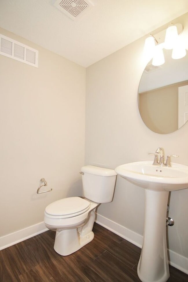 Building Photo - Beautiful Zionsville Townhome - *Special Offer!