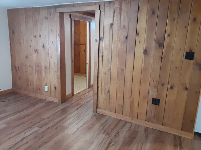 Building Photo - 308-302 E Park St