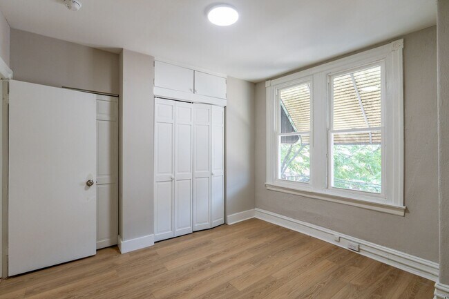 Building Photo - Newly Rehabbed beauty