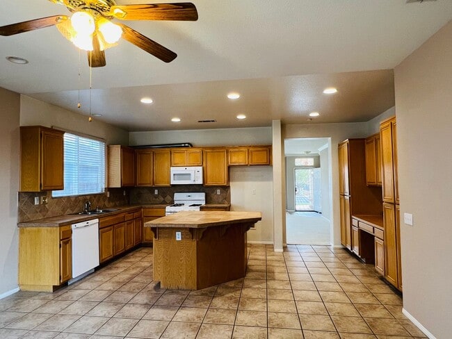 Building Photo - FOXFIRE RANCH VICTORVILLE