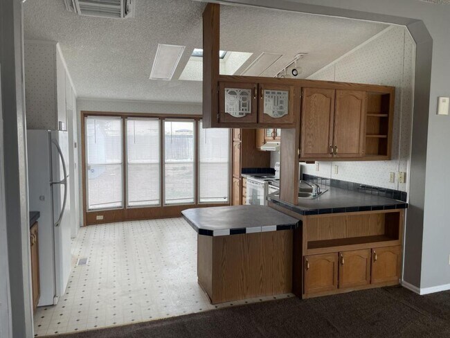 Building Photo - 398 E Hemlock Dr