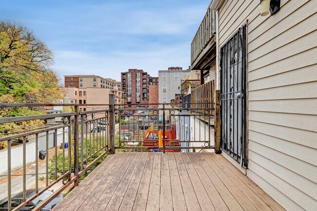 Building Photo - 1346 Kenyon St NW