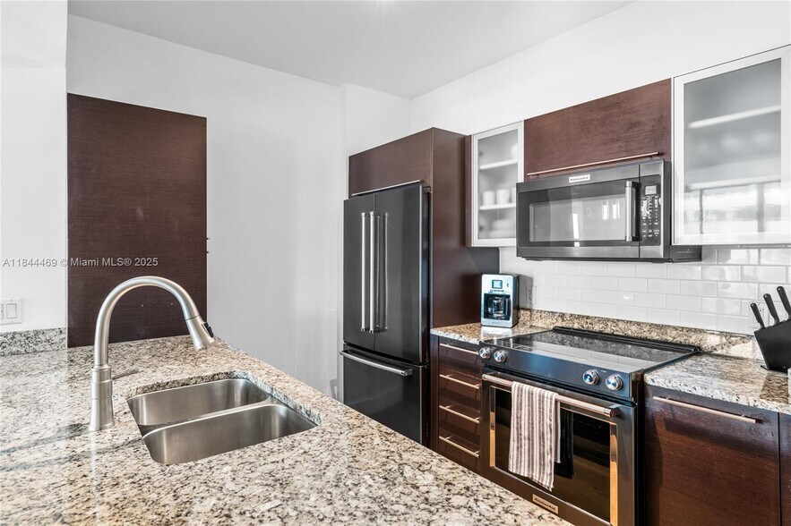 Building Photo - 951 Brickell Ave