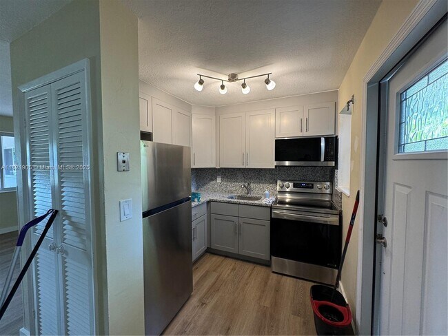 Building Photo - 707 S 19th Ave