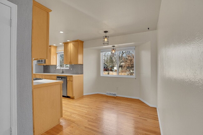 Building Photo - $2,795.00 - $300 OFF First Months' Rent - 5 Bedrooms, 2 Bathrooms, Single Family Home in Broomfie...