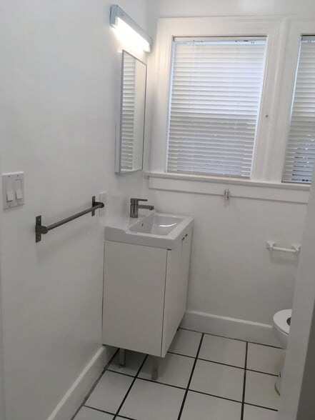 Building Photo - 2035 N Vista del Mar Ave